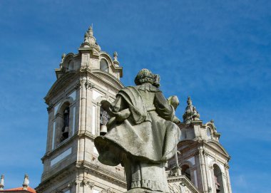 Bom Jesus do monte katolik türbesi tapınağının alçak açılı dış görünüşü; tenolar, Braga şehrinin dışında, portgual
