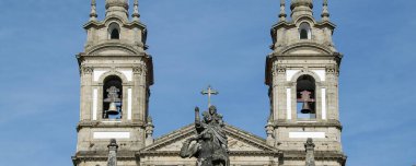 Bom Jesus do monte katolik türbesi tapınağının alçak açılı dış görünüşü; tenolar, Braga şehrinin dışında, portgual
