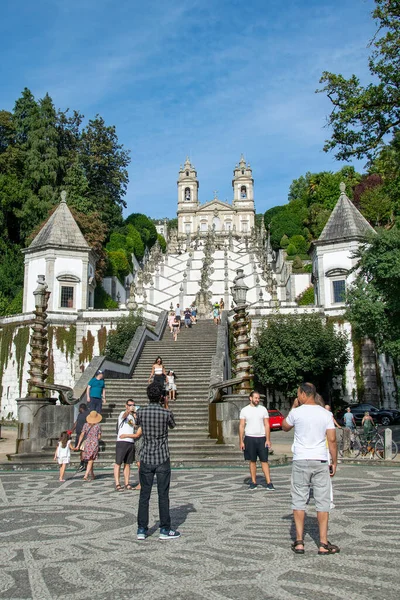 Braga, Portekiz: 14 Ağustos 2023: Muazzam barok tarzı merdivenlerin altında ve Bom Jesus do monte, braga city, portgual