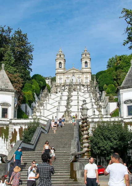 Braga, Portekiz: 14 Ağustos 2023: Muazzam barok tarzı merdivenlerin altında ve Bom Jesus do monte, braga city, portgual