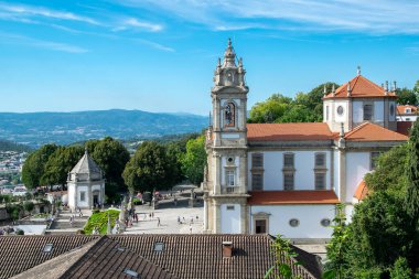 Braga, Portekiz: 14 Ağustos 2023: Bom Jesus do monte katolik tapınağının alçak açılı dış görünümü; tenolar, Braga şehrinin dışında, portgual