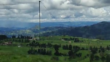 Araba açısından baktığımızda, ekvator And Dağlarının batı yamaçlarında, Guayaquil 'den Cuenca' ya uzanan yol boyunca uzanan gür, nemli bir dağ ormanı.. 