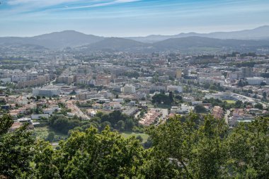 Braga şehrinin geniş panoramik manzarası ve Bom Jesus 'un çevresindeki dağlar Monte bakış açısını yansıtıyor.