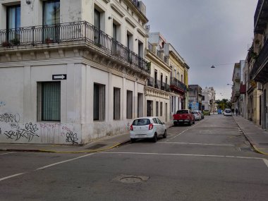 Tarihi ve yıpranmış bir mahallede boş bir sokağın geniş bir görüntüsü. Ciudad vieja, montevideo city, uruguay
