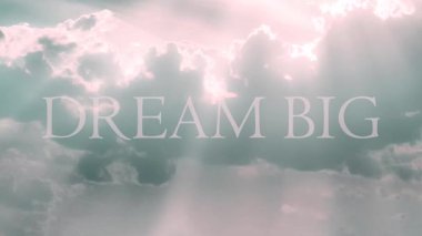 Düşük açı geniş açı döngülü video rüya büyük cümle metnini yakınlaştır ve bulutlu arkaplanı yakınlaştır 