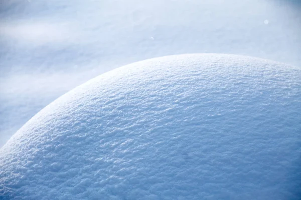 Snøbakke i nærheten av struktur – stockfoto