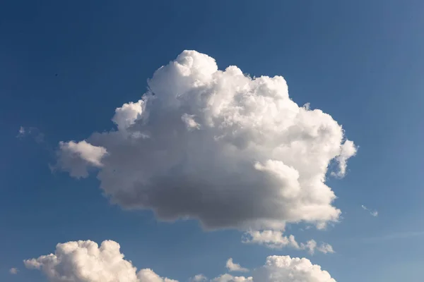 Witte Wolken Blauwe Lucht Stockfoto