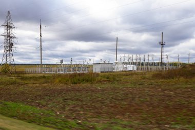 Sonbahar kırsal manzara üzerinde hareket eden bir arabanın üzerinden bulutlu yağmurlu bir gün