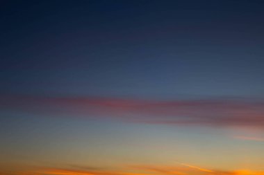 bulutlar ve gökyüzü günbatımı ışıkla aydınlatılmış erken Ekim 2018 yılında