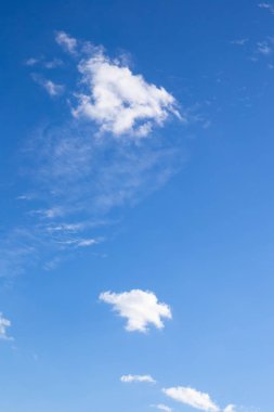 Eylül 2018 yılında net sonbahar günü mavi gökyüzünde beyaz bulutlar