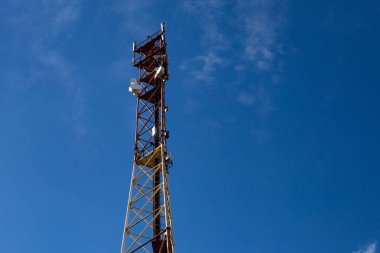 Ekim ayı başlarında nadir bulutlar ile açık bir mavi gökyüzüne karşı baz istasyonu