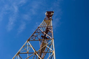 Ekim ayı başlarında nadir bulutlar ile açık bir mavi gökyüzüne karşı baz istasyonu