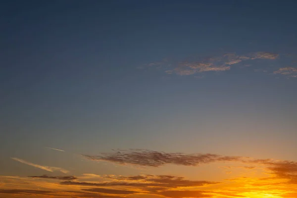 Σύννεφα Και Ουρανό Που Φωτίζεται Από Φως Του Ηλιοβασιλέματος Στις Εικόνα Αρχείου