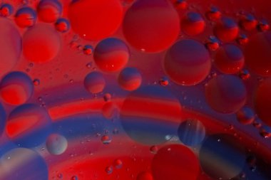 mavi ve kırmızı makro alınan su, bir bardak kupa ile petrol düştü