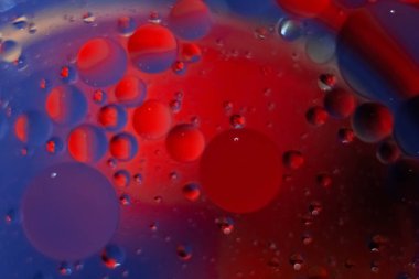 mavi ve kırmızı makro alınan su, bir bardak kupa ile petrol düştü