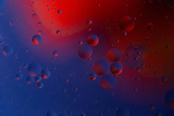 Olie Druppels Blauw Rood Een Glas Water Genomen Macro Cup — Stockfoto