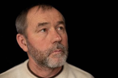 siyah bir arka plan gri sakallı bir adam portresi