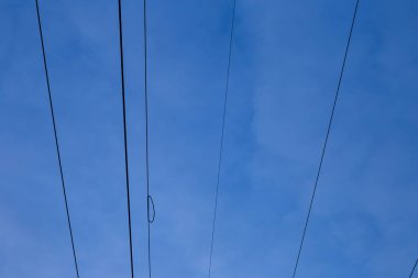 sabah kış gökyüzünde elektrik telleri ile Aralık 2018 sonunda Rusya'da Cheboksary vurulmuş