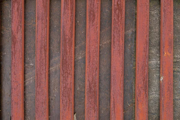 eski paslı demiri şeritler boyalı