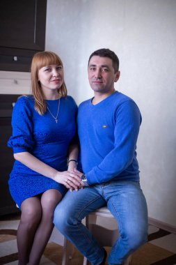 bir erkek ve bir kadın iç daire Mavi giysili