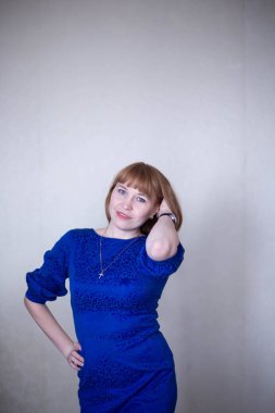 Apartman duvarına karşı mavi elbiseli kadına