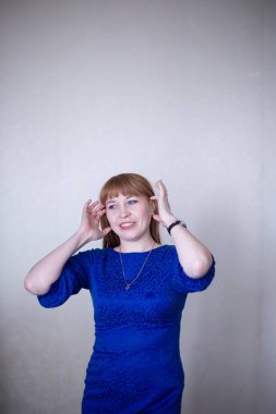 Apartman duvarına karşı mavi elbiseli kadına