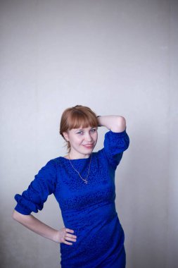 Apartman duvarına karşı mavi elbiseli kadına