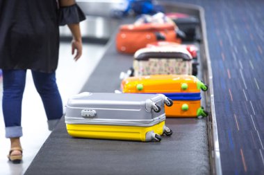 Bagaj kemer terminal havaalanında bavul tekerlekli.