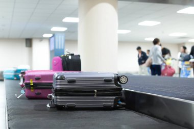Bagaj kemer terminal havaalanında bavul tekerlekli.