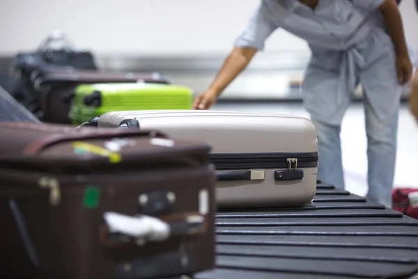 Rollkoffer Auf Einem Gepäckband Flughafenterminal — Stockfoto