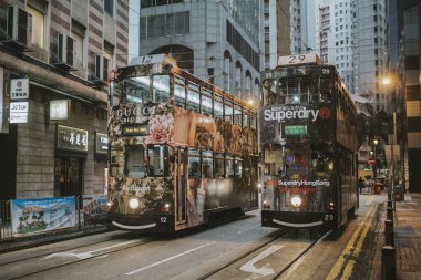 Hong Kong - 17 Ekim 2017: Hong Kong Adası sokaklarında tramvay.
