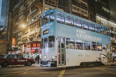 Hong Kong - 17 Ekim 2017: Hong Kong Adası sokaklarında tramvay.