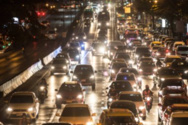 Şehir trafiği gece bulanık