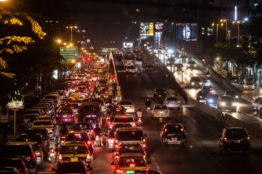 Şehir trafiği gece bulanık