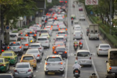 Şehir trafiği gece bulanık