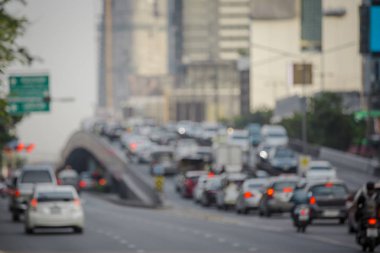 Şehir trafiği gece bulanık