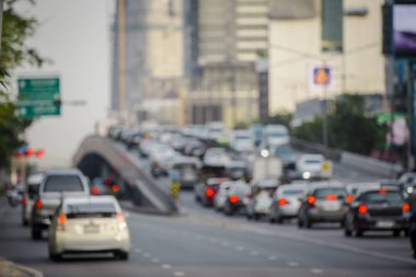 Şehir trafiği gece bulanık