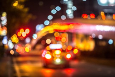 Şehir trafiği gece bulanık
