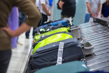 Havaalanında terminal Bagaj kemerini Tekerlekli Bavul ve çanta.