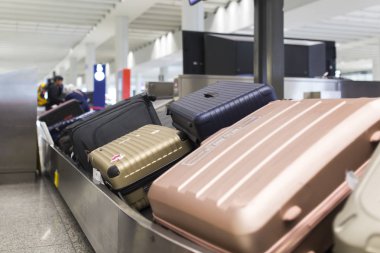 Havaalanında terminal Bagaj kemerini Tekerlekli Bavul ve çanta.