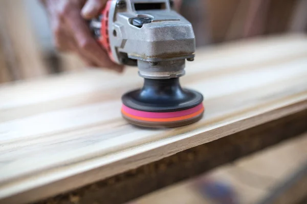 Falegname Maschio Che Lavora Con Utensili Elettrici Tavola Legno Officina — Foto Stock