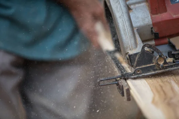 Falegname Maschio Che Lavora Con Utensili Elettrici Tavola Legno Officina — Foto Stock