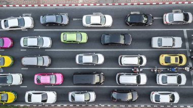 Metropolis 'teki trafik sıkışıklığının hava aracı fotoğrafı..