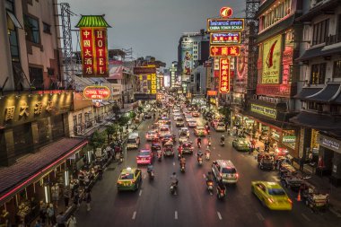 Akşam Yaowarat Street Chinatown, Bangkok, Tayland.