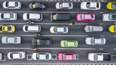 Metropolis 'teki trafik sıkışıklığının hava aracı fotoğrafı..