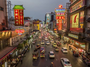 Akşam Yaowarat Street Chinatown, Bangkok, Tayland.