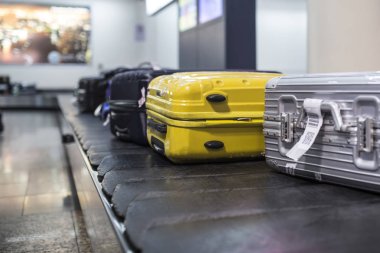 Havaalanında terminal Bagaj kemerini Tekerlekli Bavul ve çanta.