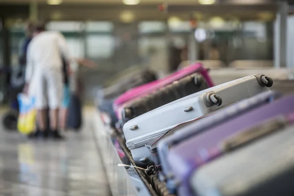 Mala Com Rodas Sacos Cinto Bagagem Terminal Aeroporto — Fotografia de Stock