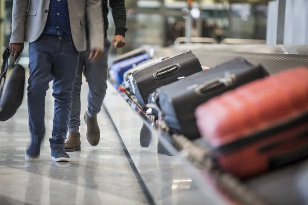 Maleta Con Ruedas Bolsas Cinturón Equipaje Terminal Del Aeropuerto Fotos de stock libres de derechos