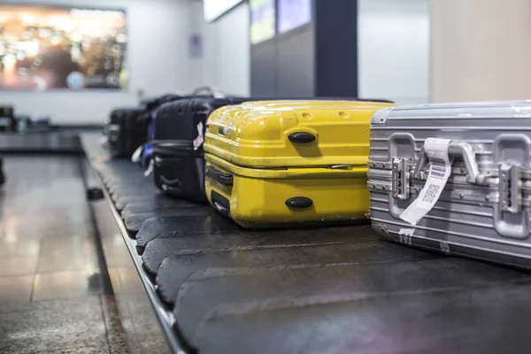 Maleta Con Ruedas Bolsas Cinturón Equipaje Terminal Del Aeropuerto Imagen de archivo